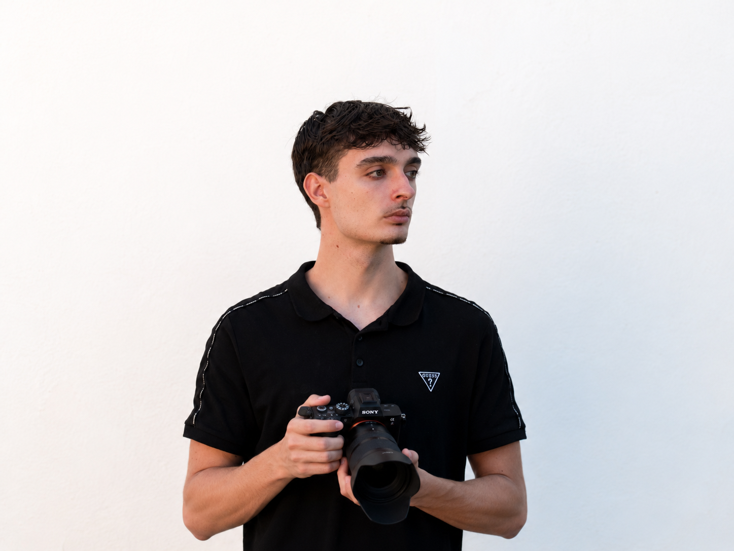 Pablo Montero, filmmaker y creador de contenido audiovisual en Málaga, sujetando una cámara Sony